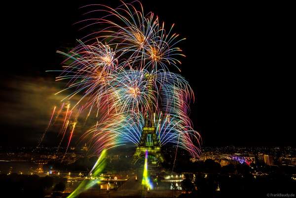 Mächtiges Feuerwerk auf dem Eiffelturm beim französischen Nationalfeiertag in Paris am 14. Juli 2023, Fireworks Eiffel Tower National Day, Le feu d'artifice du 14 juillet - La tour Eiffel