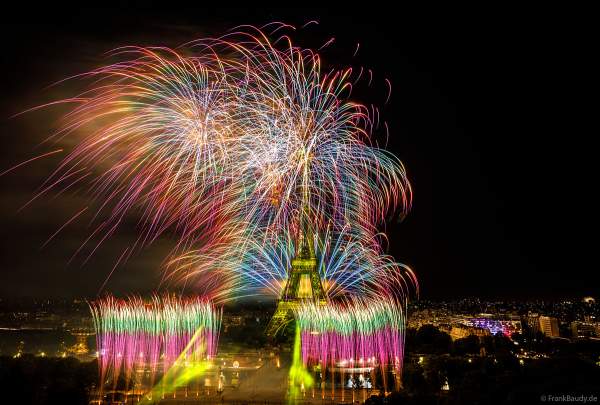 Mächtiges Feuerwerk auf dem Eiffelturm beim französischen Nationalfeiertag in Paris am 14. Juli 2023, Fireworks Eiffel Tower National Day, Le feu d'artifice du 14 juillet - La tour Eiffel