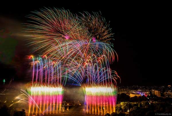 Mächtiges Feuerwerk auf dem Eiffelturm beim französischen Nationalfeiertag in Paris am 14. Juli 2023, Fireworks Eiffel Tower National Day, Le feu d'artifice du 14 juillet - La tour Eiffel