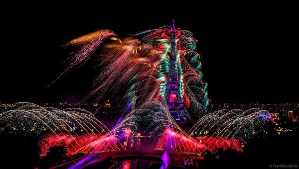 Mächtiges Feuerwerk auf dem Eiffelturm beim französischen Nationalfeiertag in Paris am 14. Juli 2023, Fireworks Eiffel Tower National Day, Le feu d'artifice du 14 juillet - La tour Eiffel