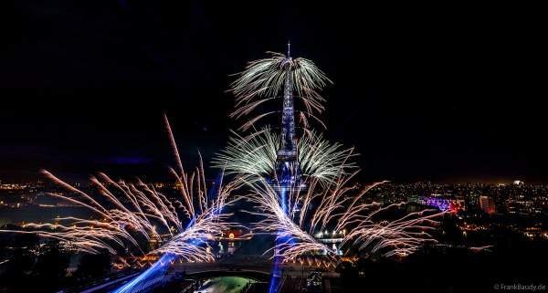 Mächtiges Feuerwerk auf dem Eiffelturm beim französischen Nationalfeiertag in Paris am 14. Juli 2023, Fireworks Eiffel Tower National Day, Le feu d'artifice du 14 juillet - La tour Eiffel