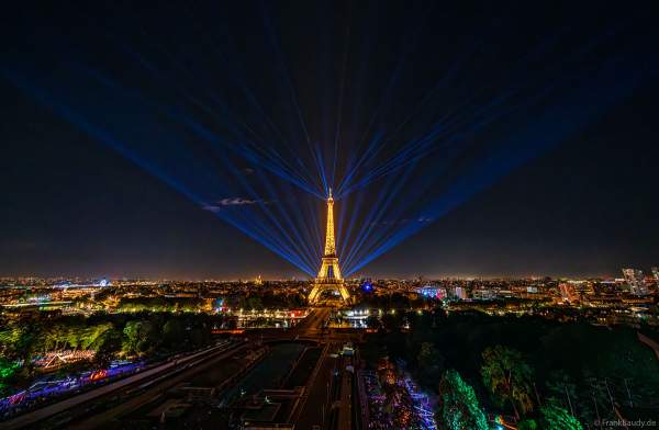 Mächtiges Feuerwerk auf dem Eiffelturm beim französischen Nationalfeiertag in Paris am 14. Juli 2023, Fireworks Eiffel Tower National Day, Le feu d'artifice du 14 juillet - La tour Eiffel