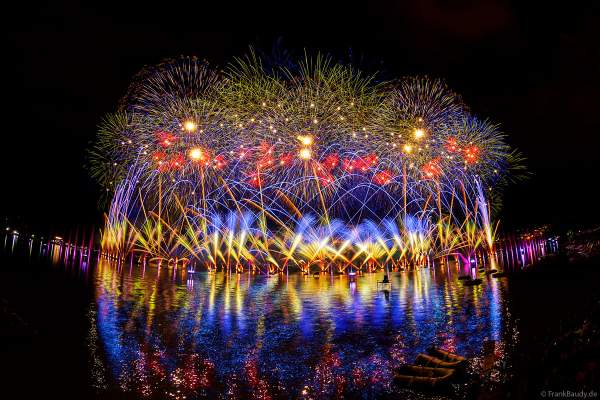 Fête du Lac mit gigantischem Feuerwerk- und Wasserspektakel in Annecy/Frankreich 2023