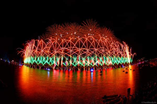 Fête du Lac mit gigantischem Feuerwerk- und Wasserspektakel in Annecy/Frankreich 2023