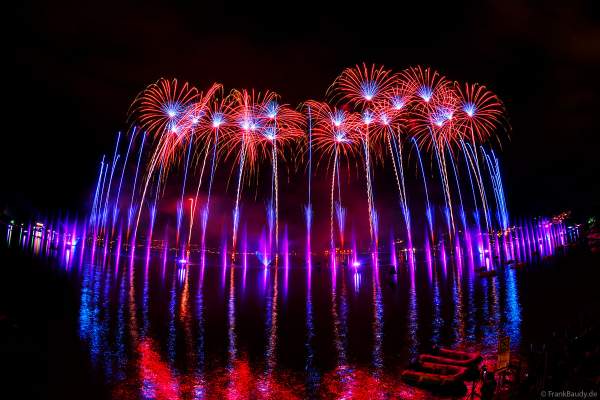 Fête du Lac mit gigantischem Feuerwerk- und Wasserspektakel in Annecy/Frankreich 2023
