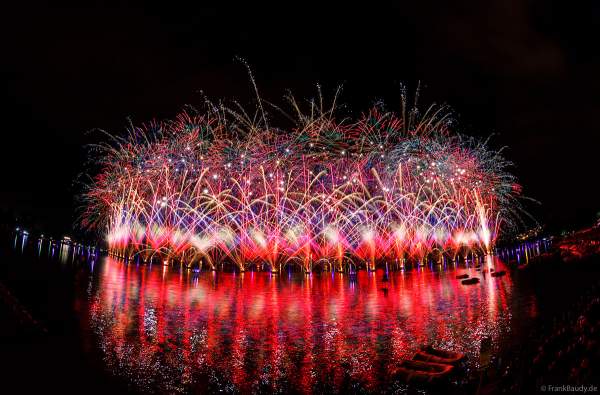 Fête du Lac mit gigantischem Feuerwerk- und Wasserspektakel in Annecy/Frankreich 2023