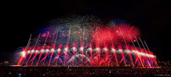 Fête du Lac mit gigantischem Feuerwerk- und Wasserspektakel in Annecy/Frankreich 2023