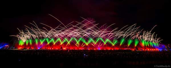 Fête du Lac mit gigantischem Feuerwerk- und Wasserspektakel in Annecy/Frankreich 2023