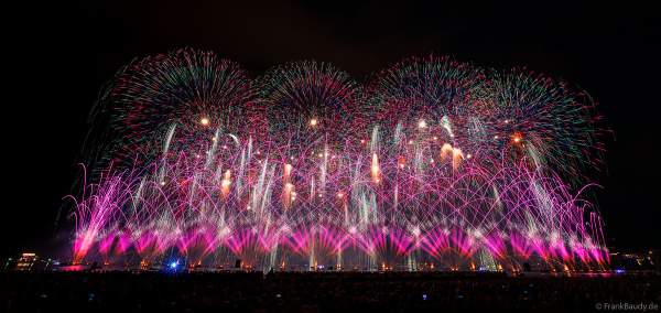 Fête du Lac mit gigantischem Feuerwerk- und Wasserspektakel in Annecy/Frankreich 2023
