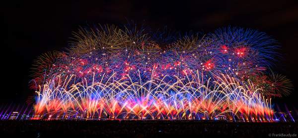 Fête du Lac mit gigantischem Feuerwerk- und Wasserspektakel in Annecy/Frankreich 2023