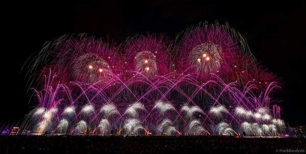 Fête du Lac mit gigantischem Feuerwerk- und Wasserspektakel in Annecy/Frankreich 2023