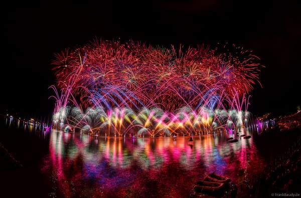 Fête du Lac mit gigantischem Feuerwerk- und Wasserspektakel in Annecy/Frankreich 2023