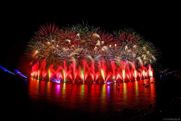 Fête du Lac mit gigantischem Feuerwerk- und Wasserspektakel in Annecy/Frankreich 2023