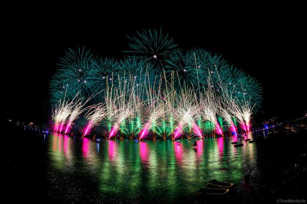 Fête du Lac mit gigantischem Feuerwerk- und Wasserspektakel in Annecy/Frankreich 2023