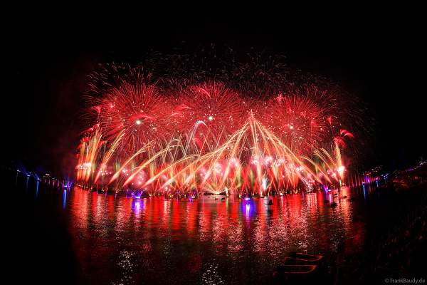 Fête du Lac mit gigantischem Feuerwerk- und Wasserspektakel in Annecy/Frankreich 2023