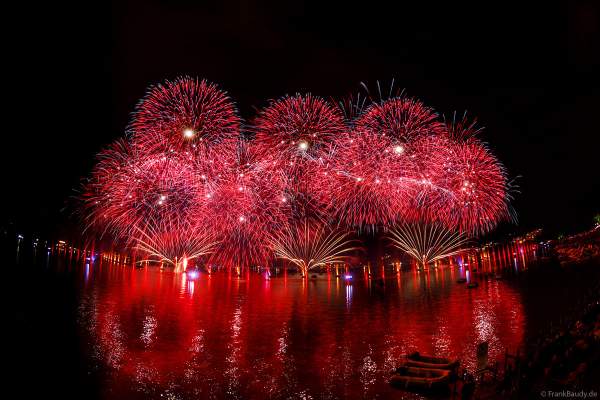 Fête du Lac mit gigantischem Feuerwerk- und Wasserspektakel in Annecy/Frankreich 2023
