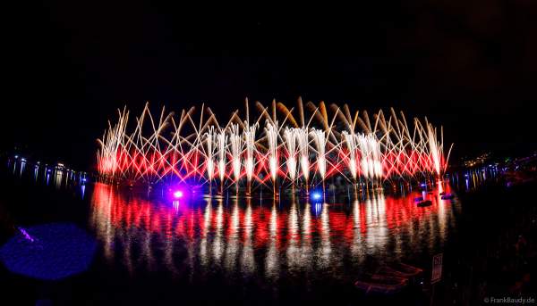 Fête du Lac mit gigantischem Feuerwerk- und Wasserspektakel in Annecy/Frankreich 2023