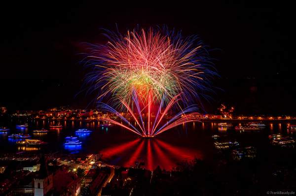 Rhein in Flammen mit imposantem Feuerwerk in Sankt Goar mit farbenprächtig beleuchteten Schiffskonvoi