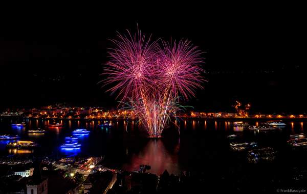 Rhein in Flammen mit imposantem Feuerwerk in Sankt Goar mit farbenprächtig beleuchteten Schiffskonvoi