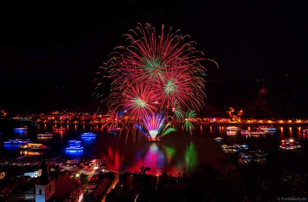 Rhein in Flammen mit imposantem Feuerwerk in Sankt Goar mit farbenprächtig beleuchteten Schiffskonvoi