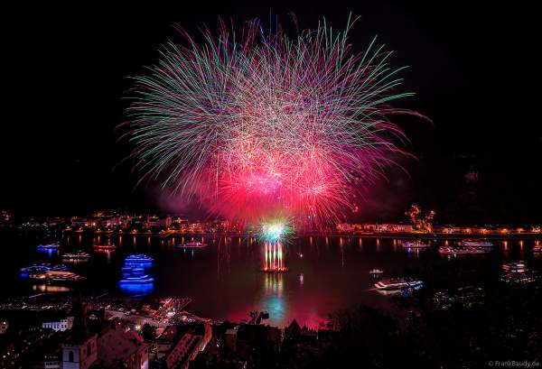 Rhein in Flammen mit imposantem Feuerwerk in Sankt Goar