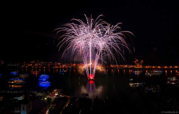 Rhein in Flammen mit imposantem Feuerwerk in Sankt Goar