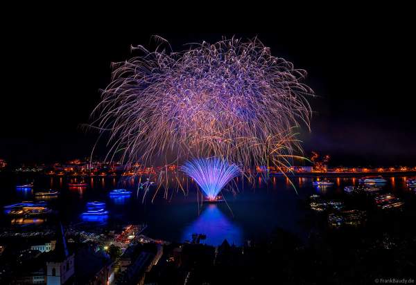 Rhein in Flammen mit imposantem Feuerwerk in Sankt Goar