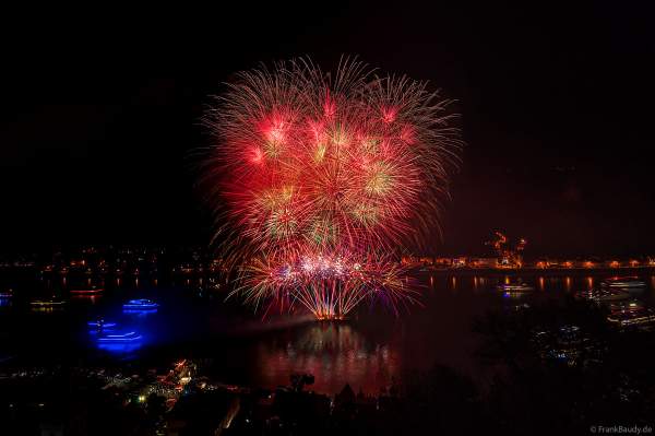 Rhein in Flammen mit imposantem Feuerwerk in Sankt Goar