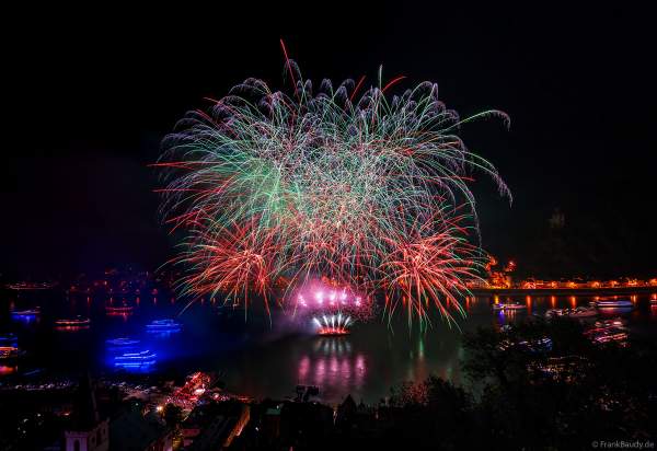 Rhein in Flammen mit imposantem Feuerwerk in Sankt Goar