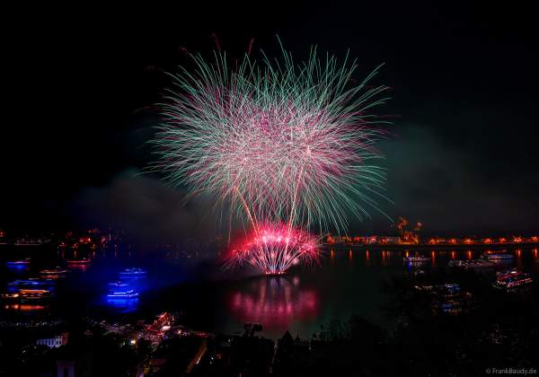 Rhein in Flammen mit imposantem Feuerwerk in Sankt Goar
