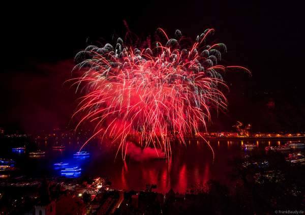 Rhein in Flammen mit imposantem Feuerwerk in Sankt Goar
