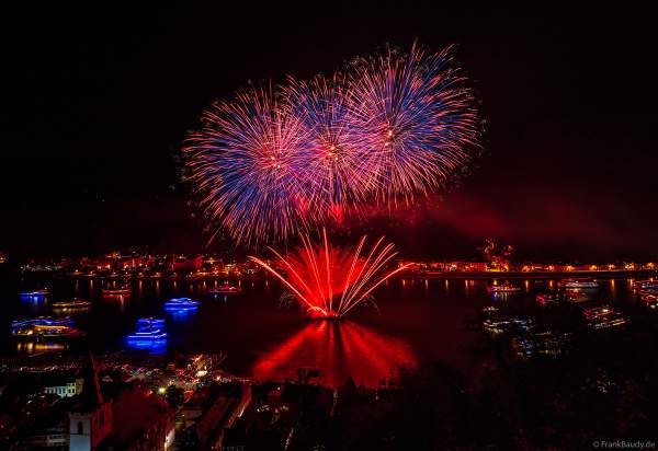 Rhein in Flammen mit imposantem Feuerwerk in Sankt Goar