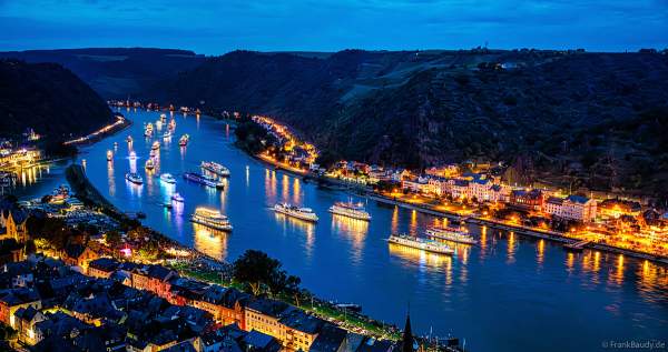 Farbenprächtiger Schiffskonvoi bei der Einfahrt zu Rhein in Flammen Sankt Goar 2023