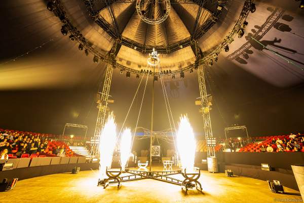 Mast-Akrobatik (Chinesischer Mast) im The Traumatica Circus: APOCALYPSE - beim Festival of Fear 2023, Horror-Event an Halloween im Europa-Park Erlebnis-Resort in Rust