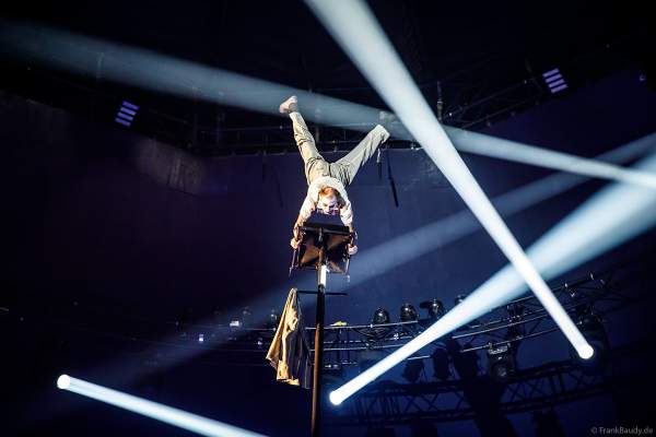 Mast-Akrobatik (Chinesischer Mast) im The Traumatica Circus: APOCALYPSE - beim Festival of Fear 2023, Horror-Event an Halloween im Europa-Park Erlebnis-Resort in Rust