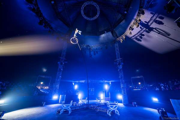 Mast-Akrobatik (Chinesischer Mast) im The Traumatica Circus: APOCALYPSE - beim Festival of Fear 2023, Horror-Event an Halloween im Europa-Park Erlebnis-Resort in Rust