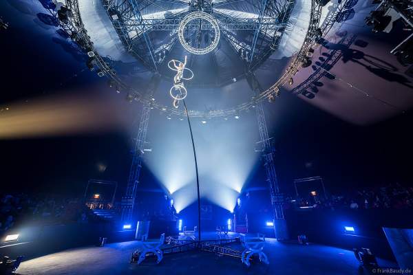 Mast-Akrobatik (Chinesischer Mast) im The Traumatica Circus: APOCALYPSE - beim Festival of Fear 2023, Horror-Event an Halloween im Europa-Park Erlebnis-Resort in Rust