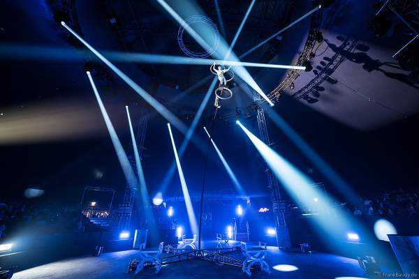 Mast-Akrobatik (Chinesischer Mast) im The Traumatica Circus: APOCALYPSE - beim Festival of Fear 2023, Horror-Event an Halloween im Europa-Park Erlebnis-Resort in Rust