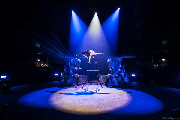 Handstandakrobatik im The Traumatica Circus: APOCALYPSE - beim Festival of Fear 2023, Horror-Event an Halloween im Europa-Park Erlebnis-Resort in Rust