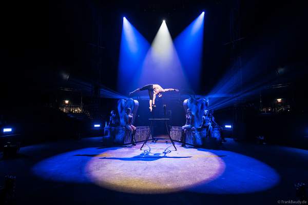 Handstandakrobatik im The Traumatica Circus: APOCALYPSE - beim Festival of Fear 2023, Horror-Event an Halloween im Europa-Park Erlebnis-Resort in Rust