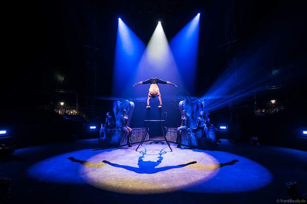 Handstandakrobatik im The Traumatica Circus: APOCALYPSE - beim Festival of Fear 2023, Horror-Event an Halloween im Europa-Park Erlebnis-Resort in Rust
