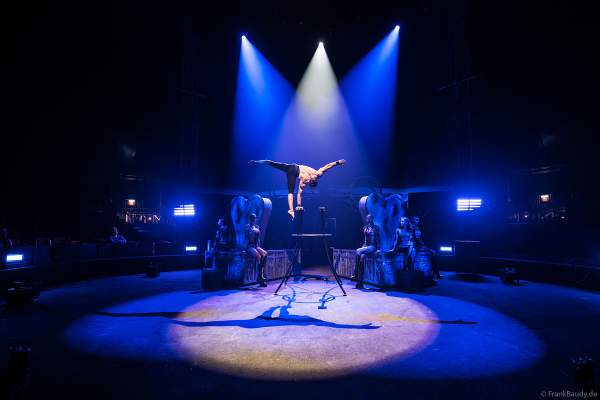 Handstandakrobatik im The Traumatica Circus: APOCALYPSE - beim Festival of Fear 2023, Horror-Event an Halloween im Europa-Park Erlebnis-Resort in Rust