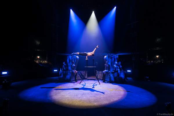 Handstandakrobatik im The Traumatica Circus: APOCALYPSE - beim Festival of Fear 2023, Horror-Event an Halloween im Europa-Park Erlebnis-Resort in Rust