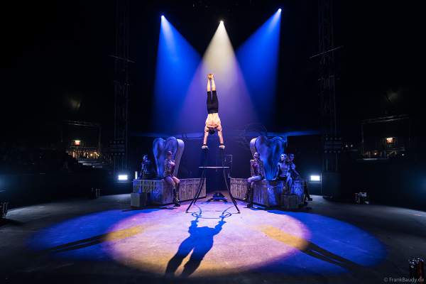 Handstandakrobatik im The Traumatica Circus: APOCALYPSE - beim Festival of Fear 2023, Horror-Event an Halloween im Europa-Park Erlebnis-Resort in Rust