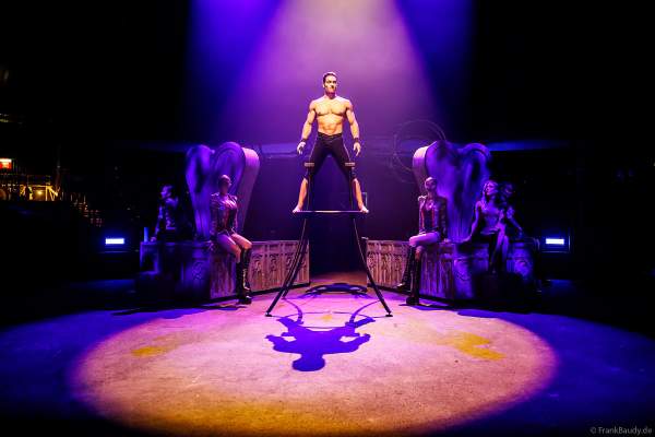 Handstandakrobatik im The Traumatica Circus: APOCALYPSE - beim Festival of Fear 2023, Horror-Event an Halloween im Europa-Park Erlebnis-Resort in Rust