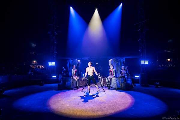 Handstandakrobatik im The Traumatica Circus: APOCALYPSE - beim Festival of Fear 2023, Horror-Event an Halloween im Europa-Park Erlebnis-Resort in Rust