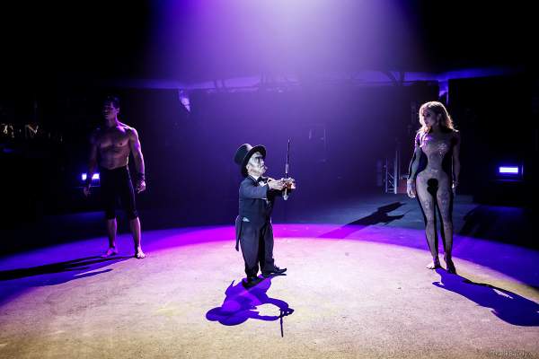 Schwertschluckerin im The Traumatica Circus: APOCALYPSE - beim Festival of Fear 2023, Horror-Event an Halloween im Europa-Park Erlebnis-Resort in Rust