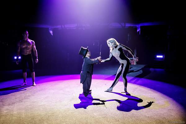 Schwertschluckerin im The Traumatica Circus: APOCALYPSE - beim Festival of Fear 2023, Horror-Event an Halloween im Europa-Park Erlebnis-Resort in Rust