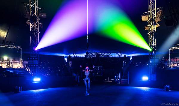 Schwertschluckerin schluckt leuchtendes Schwert im The Traumatica Circus: APOCALYPSE - beim Festival of Fear 2023, Horror-Event an Halloween im Europa-Park Erlebnis-Resort in Rust