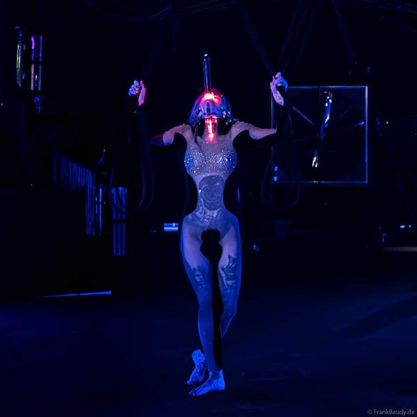 Schwertschluckerin schluckt leuchtendes Schwert im The Traumatica Circus: APOCALYPSE - beim Festival of Fear 2023, Horror-Event an Halloween im Europa-Park Erlebnis-Resort in Rust